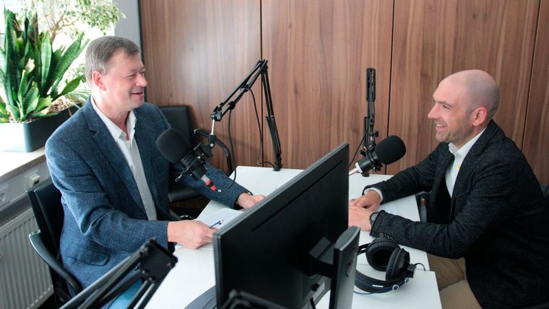 Im Podcast gibt Philipp Ketterer, Produktmanager Cybersecurity bei Vega (rechts), der sich auch in der Namur zum Thema Security kräftig engagiert, u. a. einen interessanten Einblick hinter die Kulissen des Verbands. Langweilig wird es beim Thema Security in den kommenden Jahren bestimmt nicht, verspricht der Sicherheitsexperte. (Bild:  Dominik Stephan/PROCESS)