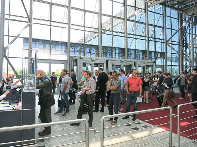 Auch am frühen Nachmittag reisen die Besucherströme zur Messe nicht ab. (Bild: Schäfer / Devicemed)