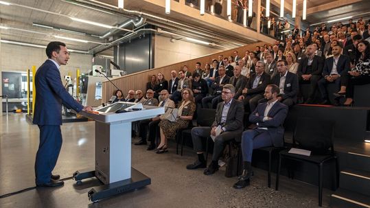 Après le mot de bienvenue du co-CEO Yannick Berner ainsi que les allocutions du conseiller d'État argovien Dieter Egli et du président de Swissmechanic Nicola Tettamanti, les nouveaux locaux de l’Urma Experience Center ont été officiellement inaugurés.(Source :  Urma SA)
