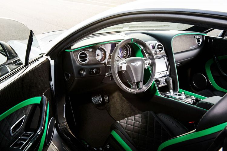 Pilot und Beifahrer nehmen in Sportsitzen Platz und blicken auf Carbon, Alcantara und Leder. (Foto: Bentley)