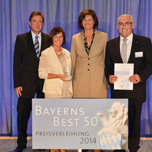 Die Günzburger Steigtechnik zählt zu Bayerns Best 50. Das Bild von der Preisverleihung im Kaisersaal der Münchner Residenz zeigt Ruth und Ferdinand Munk gemeinsam mit Bayerns Wirtschaftsministerin Ilse Aigner (Mitte) und Jurymitglied Prof. Dr. Thomas Edenhofer (links).