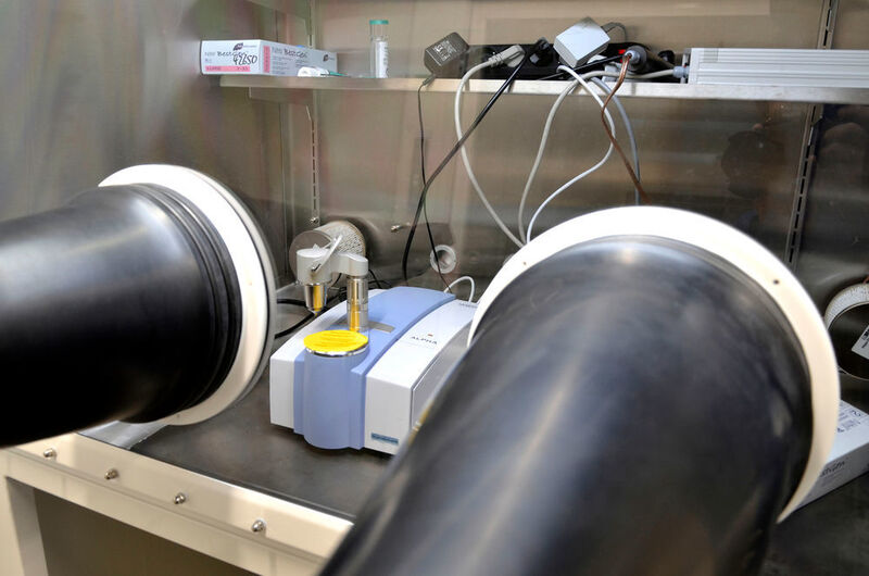 Das neue Infrarotspektrometer wird den Studierenden dabei helfen, mit modernen präparativen Methoden innovative Funktionsmaterialien anorganischer Provenienz zu entwickeln. (Philipps-Universität Marburg / Andrea Ruppel)