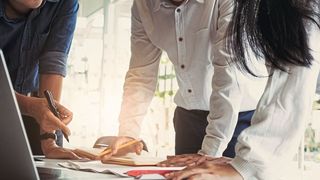 Längst suchen Abteilungen auch online nach geeignetem Fachpersonal, doch auch hier gilt es ein paar Dinge zu beachten – und zu vermeiden. (Bild: ©NicoElNino - stock.adobe.com)