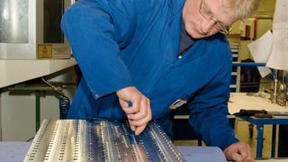 Facharbeiter Holger Knappe bearbeitet bei der IWB Industrietechnik GmbH aus Gotha Frästeile auf der Portal-Fräsmaschine Huron. (Bild: IWB)