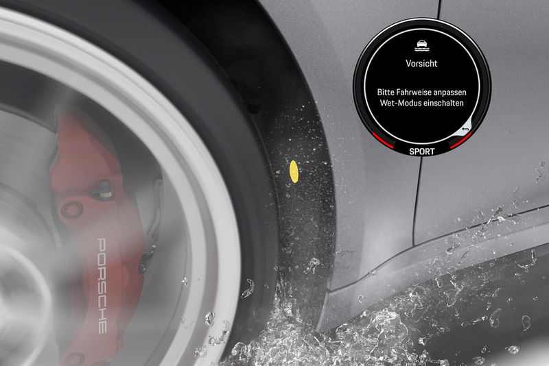 Eine Einblendung im Cockpit (hier im Bild rechts oben eingefügt) informiert den Fahrer über einen kritischen Straßenzustand. Das Programm begrenzt aber weder die maximale Leistung des Motors noch schränkt es die Höchstgeschwindigkeit ein.  (Bild: Porsche)