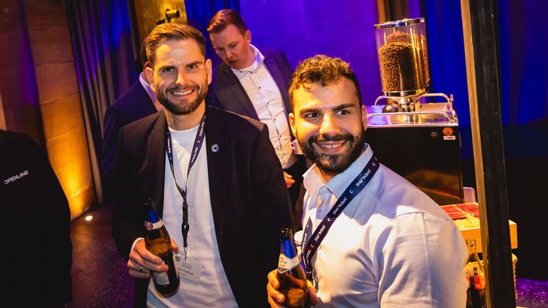 Florian Kracheel (li.) von Openlane genoß den Netzwerkabend. (Bild: stefan bausewein)