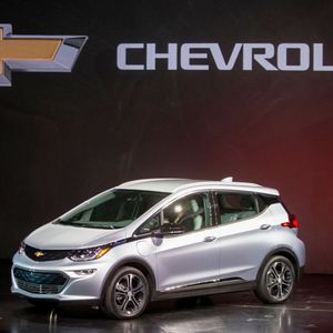 GM beeindruckt auf der CES mit dem Chevrolet Bolt - dem kleinen Bruder des Volt. Der sportlich gezeichnete Kompaktwagen wird noch heuer in Produktion gehen, und er wird Konkurrenzmodellen wie dem BMW i3 oder der mit Tesla-Technik elektrifizierten B-Klasse von Mercedes-Benz das Leben nicht leichter machen.