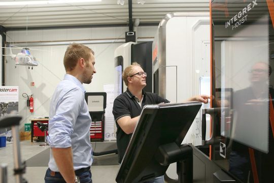 (Michael Pfeil, Teamleiter Technik bei InterCAM, und Benjamin Fuchs, Oltrogge, im Dialog. Bildquelle: Oltrogge)