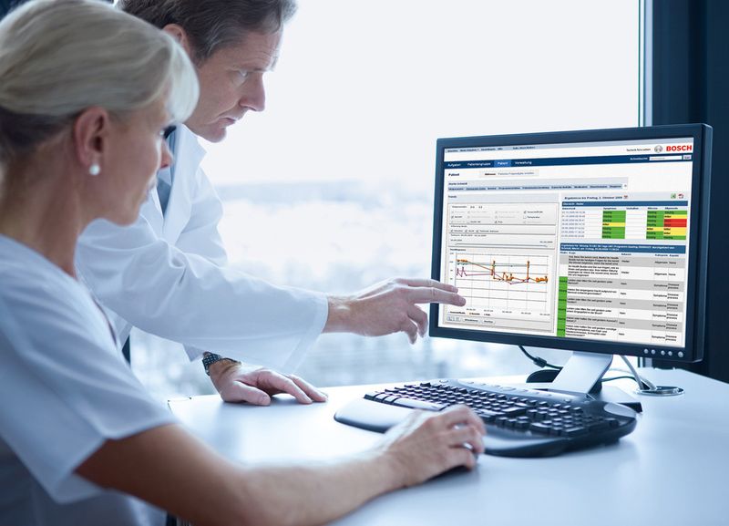 Im telemedizinischen Zentrum besprechen Arzt und medizinische Betreuerin den Verlauf der Messwerte eines Patienten (Bild: Robert Bosch Healthcare GmbH)