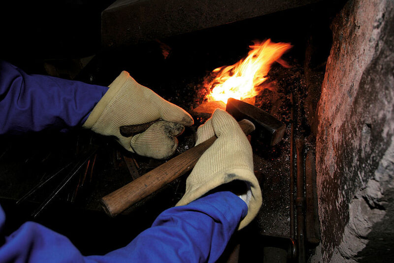 Bild 4: Ab 500 °C werden praktisch nur noch Fausthandschuhe aus dick gefütterten Glas- und Keramikfasern oder Carbonfasern eingesetzt.  (Bild: KCL)