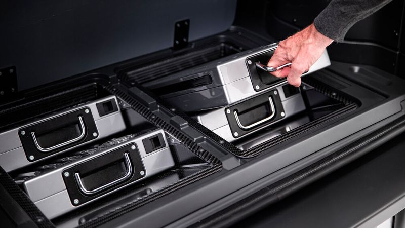 Unter dem Kofferraumboden steckt die vierteilige Traktionsbatterie, deren Einzelpakete sich einfach entnehmen lassen. (Bild: ACM)