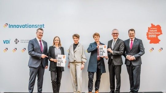 Der Innovationsrat für Deutschland. Auf der Hannover Messe haben die Experten fünf Impulse für den Standort vorgelegt. (Bild:  Julian Huke Photography)