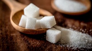 In einem unterfränkischen Zuckerwerk musste eine mehrspurige Förderanlage einem Safety-Check unterzogen werden. (Bild: ©Cozine - stock.adobe.com)