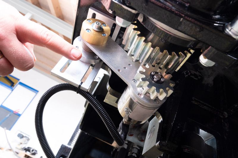 Eine Feder-Zahnrad-Konstruktion von Wachendorff entkoppelt den Geber mechanisch und reduziert damit unerwünschte Kräfte auf die Sensorachse. (Bild: Wachendorff Automation / AT-Boretec)