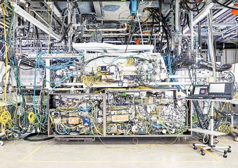 EUV-Anlage beim Einbau: Wenn sie fertig gebaut ist, wiegt die Anlage rund 17 Tonnen und besitzt mehr als 450.000 Teile. (TRUMPF GmbH + Co. KG)