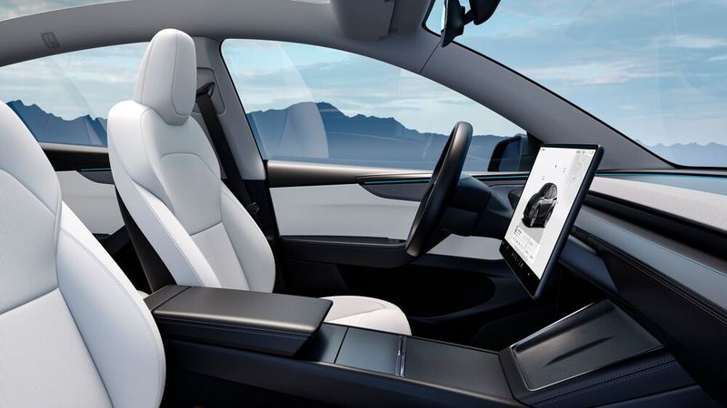 Die neue Mittelkonsole mit Aluminiumakzenten und Schiebeblenden unterstreicht das aufgeräumte Design. (Bild: Tesla)