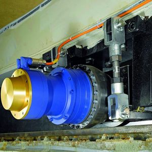 Für harmonische Drehbewegung: Die Servoaktuatoren TPMA110 High Torque wurden direkt an die Fahrschemel angeflanscht.