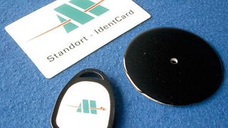 Vom Schlüsselanhänger für den Fahrer über Klebeetiketten für die Behälterkennzeichnung bis zur Scheckkarte zur Standortmarkierung werden in der Entsorgungslogistik die unterschiedlichsten Transponderformen eingesetzt. Bild: Smart-Tec (Archiv: Vogel Business Media)