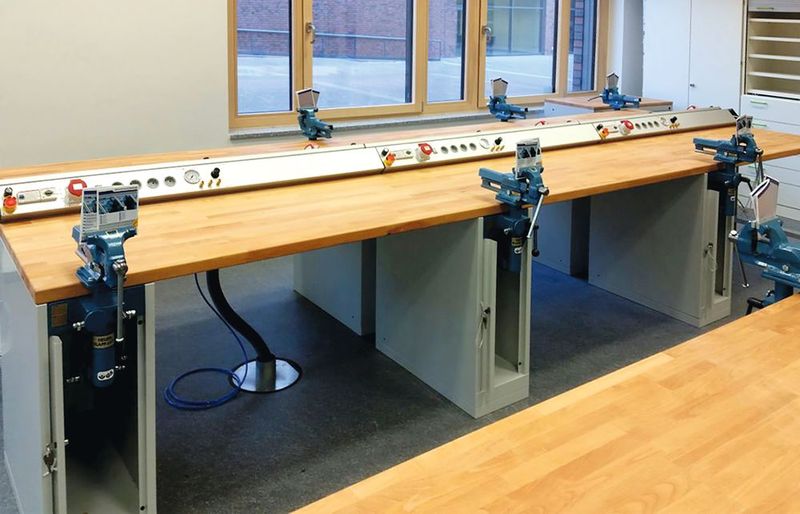 Labortisch: Ein klassischer und fuktionaler Arbeitsplatz, wie ihn erfi für ganz unterschiedliche Anwendungen gebaut hat. (Bild: erfi)