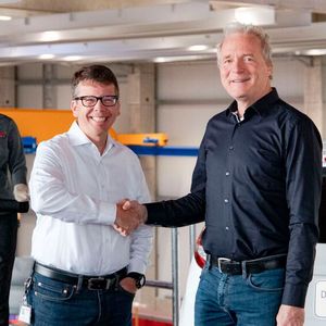 Dierk Arp (rechts) mit dem neuen CEO der Tochtergesellschaft von Messring, Gerald Goupil.(Bild:  Messring)