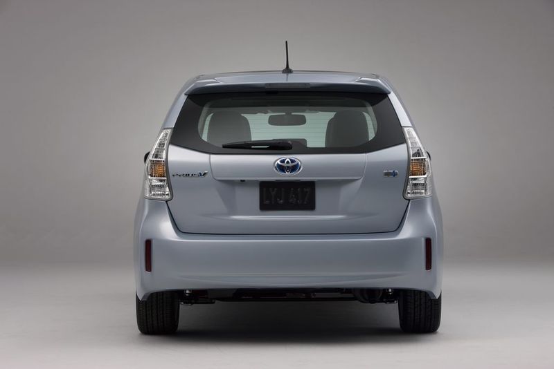 Die Heckansicht des Prius v ist von einer aufwendig gestalteten Rückleuchteneinheit und einem Dachspoiler geprägt. (Archiv: Vogel Business Media)