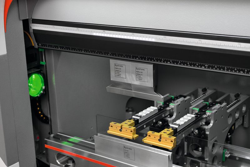 Impressionen von der Abkantmaschine Xpert 40. (Bild: Bystronic)