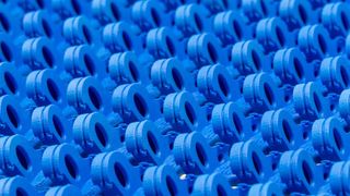 Als eines der ersten Unternehmen weltweit ermöglicht 1zu1 das Einfärben von Lasersinterteilen in Wunschfarben. (Inscript/Joanna Kröll)