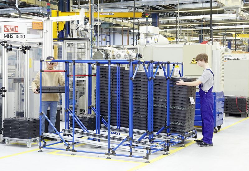Im Werk I werden für die Trays Rohrregalsysteme eingesetzt. In diese sind einzelne Fertigungsteile gelagert. (Bild: Bito)