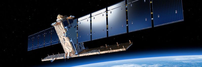 Der ESA-Satellit Sentinel-1 dient der Umweltüberwachung. Er spielt zudem eine entscheidende Rolle bei der Bereitstellung von Echtzeit-Informationen, um z.B. bei  Naturkatastrophen schnell helfen zu können. (Bild:  ESA/ATG medialab)