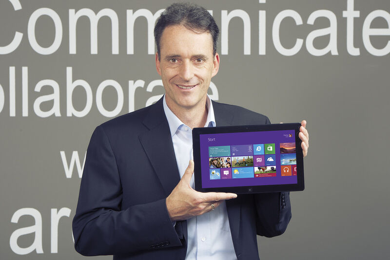 Oliver Gürtler, Leiter Geschäftsbereich Windows, präsentierte beim Windows-8-Launch auch kurz das Microsoft-eigene Tablet Surface. (Bild: Microsoft)