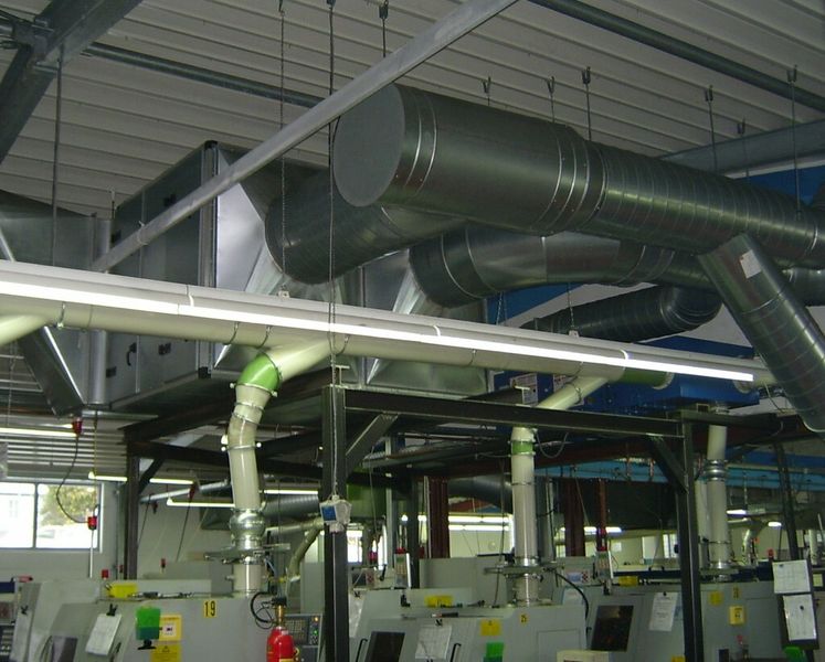 Der bei den Arbeitsvorgängen an den über 40 CNC-Maschinen entstehende Abluft-/Ölnebel wird in fünf Luftfilteranlagen gesammelt und gereinigt. Sobald alle an einer Filteranlage angeschlossenen Maschinen stehen, schaltet das «ProVis»-Energie-Management diese Anlage ab, um unnötigen Stromverbrauch zu vermeiden. (Bild: Gotzeina Drehtechnik)