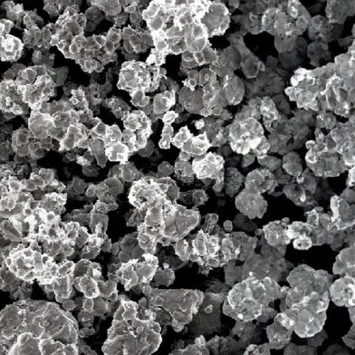 IBU-Tec arbeitet an Lithium-Eisenphosphat-Kathodenmaterial, das speziell die Anforderungen in der Automobilindustrie erfüllt. 2028 soll eine Produktionsanlage für LFP-Batterien des Unternehmens in Bitterfeld-Wolfen in Betrieb gehen. (Bild: IBU-Tec)