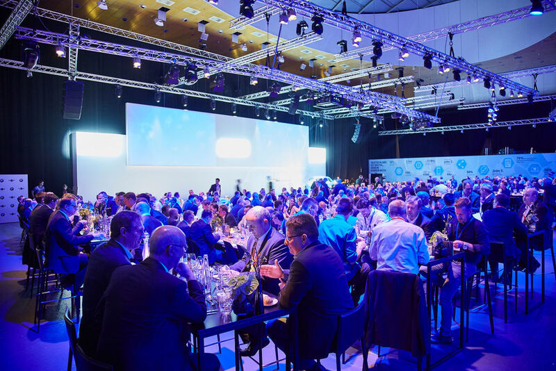 BMW und Mini hatten die Servicepartner im März nach Unterschleißheim bei München zur Verleihung der „Service Excellence Awards 2016“ eingeladen. (BMW)