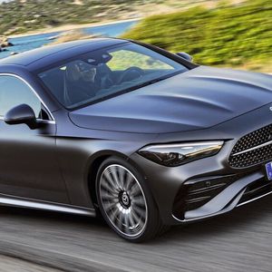 Power-Domes auf der Motorhaube verleihen dem Stuttgarter Beau eine kraftvolle Note.(Bild:  Mercedes-Benz)