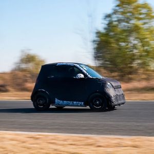 Erste Prototypen des #2 genannten Modells absolvieren Testfahrten im Tarnkleid.(Bild:  Smart)