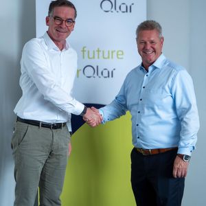 Dr. Jörg Ulrich (CEO der Qlar Group; links im Bild) begrüßt Thomas Giese als neuen CFO.(Bild:  Qlar)