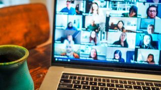 Bei Online-Reden sieht der Redner in der Regel die Gesichter der Zuhörer nicht. Zumindest kann er mit ihnen nicht per Blickkontakt kommunizieren. (Bild: gemeinfrei)