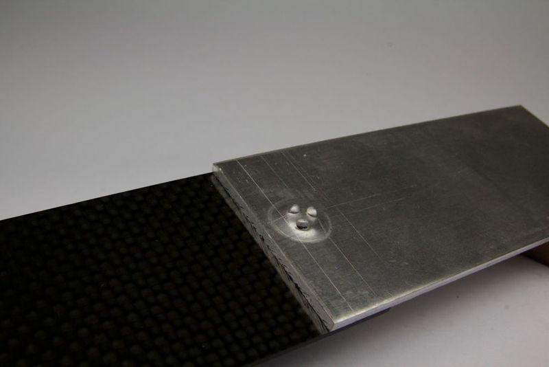 Auch CFK und Metall lassen sich mit dem Stechnietverfahren zuverlässig verbinden. (Fraunhofer-IWU)