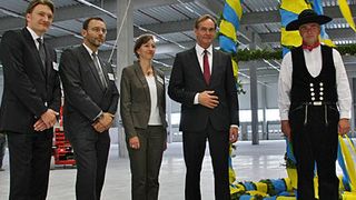 Beim Richtfest (v.l.n.r.): Andreas Fleischer (Goodman), Dr. Michael Kluger (Schenker Deutschland), Bettina Böckle (BMW), Burkhard Jung (OB Leipzig) sowie Zimmermann Lutz Hiller (Max Bögl). Bild: Goodman (Archiv: Vogel Business Media)