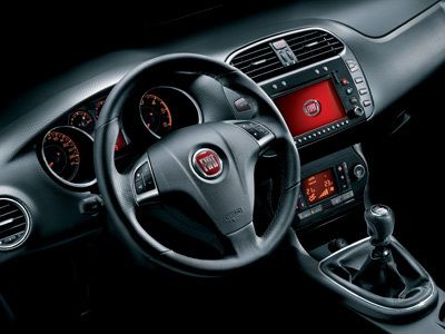 Auch auf dem Lenkrad prangt das neue, rote Fiat-Logo. (Archiv: Vogel Business Media)