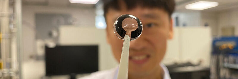 Diese ultradünne Batterie wird mit einer Kochsalzlösung betrieben und kann Kontaktlinsen der Zukunft mit Strom versorgen.