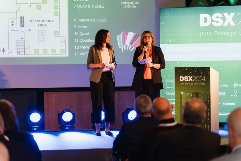 Auf der Key Stage eröffneten Svenja Mohn und Franziska Magai (Vogel IT-Akademie) die Konferenztage. (Bild: Vogel IT-Akademie)