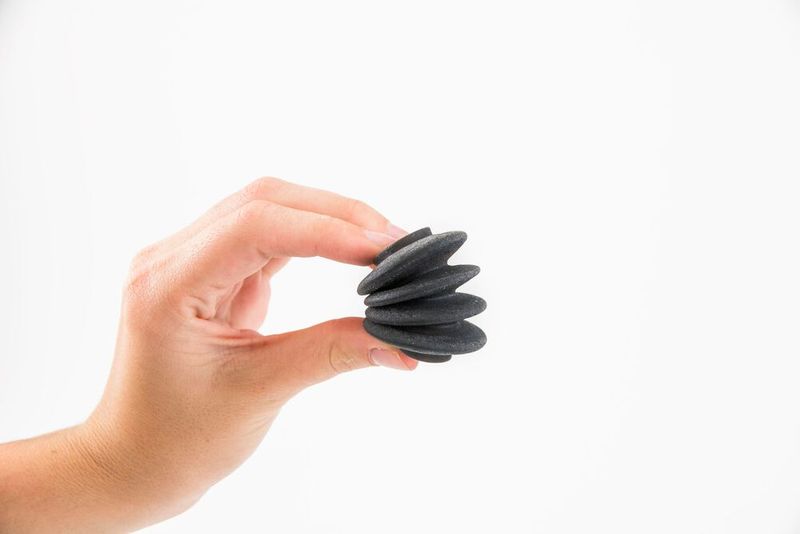 Werden unterschiedliche Materialien wärend des Druckprozesses gemischt, lassen sich die mechanischen Eigenschaften des Bauteils beinflussen. (Bild: Materialise)