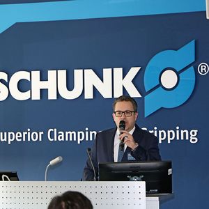 Henrik A. Schunk eröffnet den 1. Anwender- und Technologiedialog MRK.