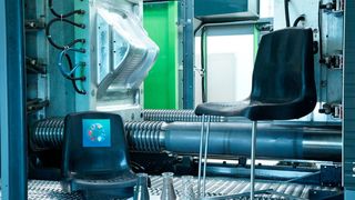 Rechts steht quasi der Thron, auf dem der neueste Erfolg des Kunststoff-Recyclings Platz nehmen darf. Denn der Stuhl wurde aus Polyamid-Rezyklat spritzgegossen und steht Neuware in nichts nach. Gleich acht Fraunhofer-Institute waren im entsprechenden Projekt involviert ... (Bild: Fraunhofer-IMWS)