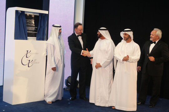 BMW-Vertriebsvorstand Dr. Ian Robertson (2.v.li.) und Abu Dhabi Motors-Geschäftsführer Arno Husselmann (re.) begrüßten Repräsentanten des Emirats aus Wirtschaft, Politik und Kultur. (BMW)