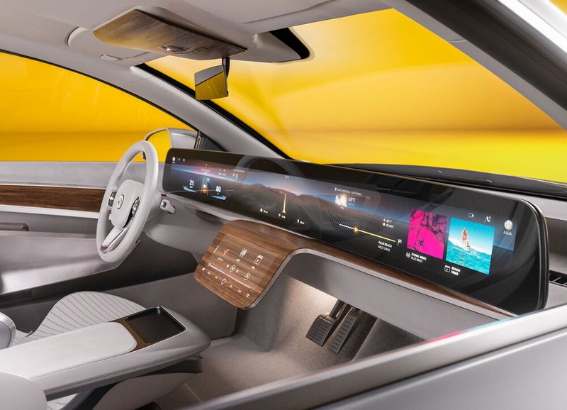 Continental hat ein gebogenes Display mit unsichtbarem Bedienfeld vorgestellt. Das Display erstreckt sich über die gesamte Cockpitbreite dank des gebogenen Pillar-to-Pillar-Displays und ist unsichtbar, wenn nicht benötigt.  (Bild: Continental)