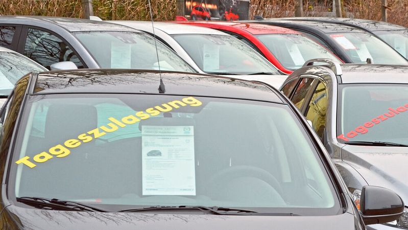 Tages- und Händlerzulassungen finden derzeit Anklang bei den Kunden und treiben ein Stück weit den Gebrauchtwagenmarkt.(Bild:  Grimm/»kfz-betrieb«)