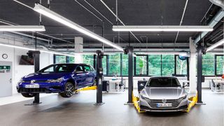 Laut einer Auswertung der Allianz-Versicherung sind die Reparaturen bei E-Autos im Schnitt teurer als bei Benzin- oder Diesel-Fahrzeugen. (Bild: Volkswagen AG)