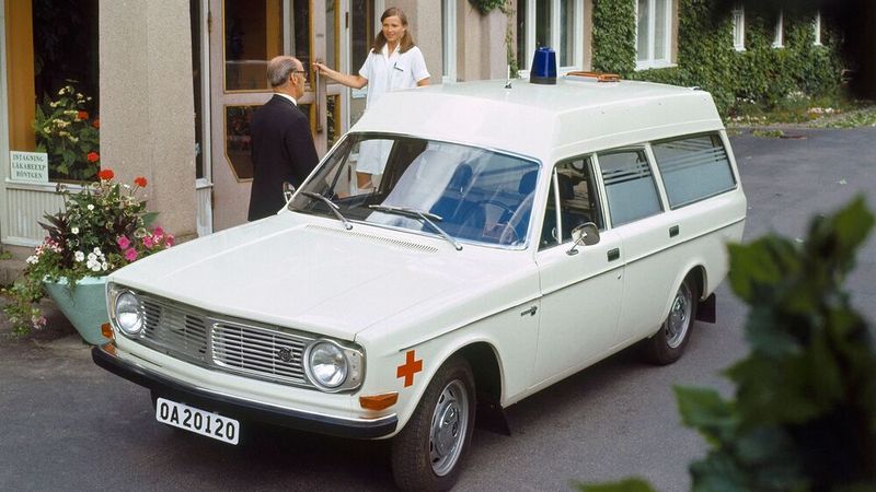 Vom 145 gab es eine Variante mit erhöhtem Laderaumdach, genannt „Express“. Dieses Modell sollte als Großraumtransporter den 1969 eingestellten Volvo Duett ersetzen. Es wurde auf dem deutschen Markt jedoch nie angeboten. Zwei Konfigurationen waren lieferbar: ein Standard-Fünfsitzer mit zwei zusätzlichen, versenkbaren, rückwärtsgewandten Sitzen im Kofferraum sowie ein Zweisitzer mit der Möglichkeit, die hinteren Scheiben durch weniger empfindliche Bleche zu ersetzen.  (Bild: Volvo)